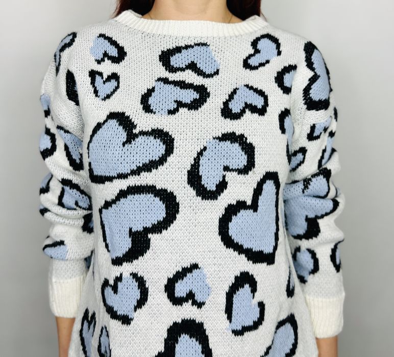 Biały sweter w serca w kolorze blue M 38