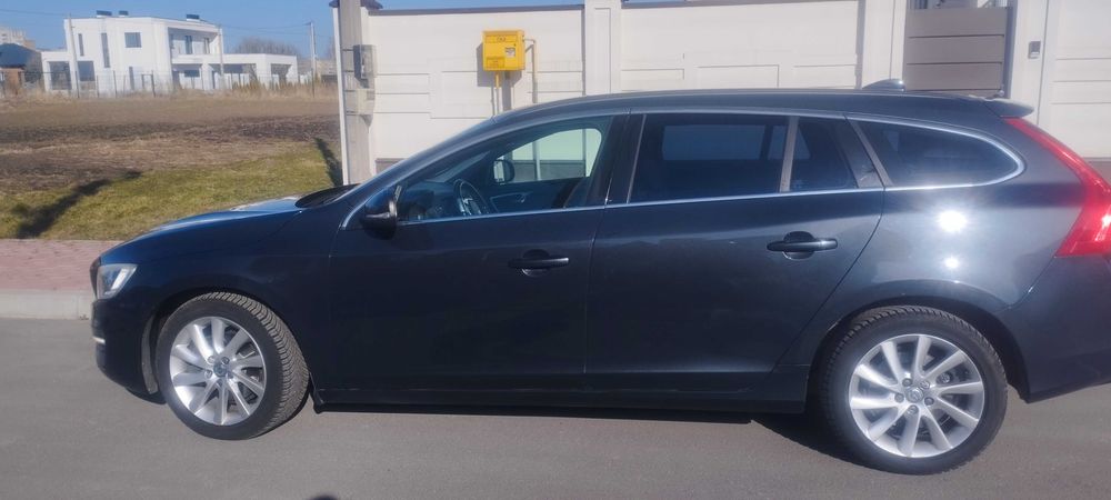 Вольво v60 2014 року