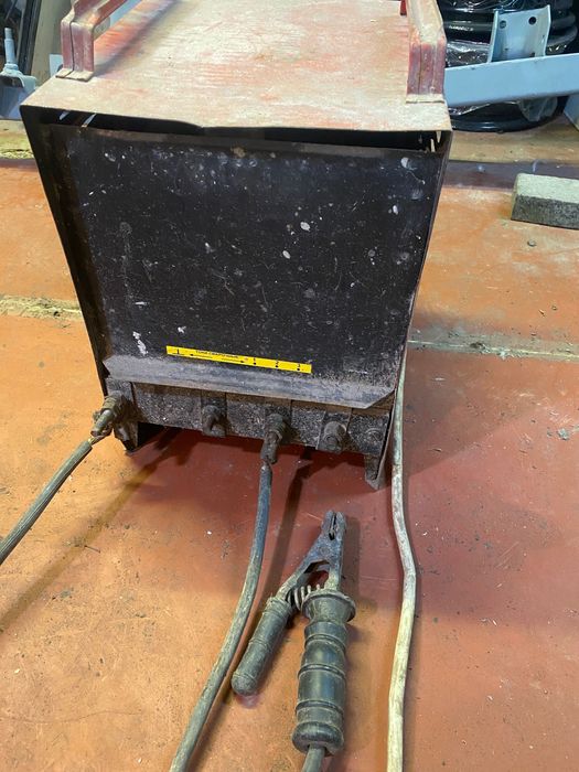 Сварочный аппарат ММА 250А в рабочем состоянии электро дуговой сварки