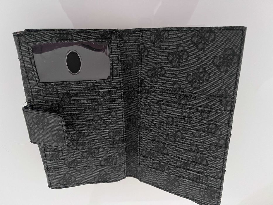 Carteira preta/cinzenta da Guess em bom estado