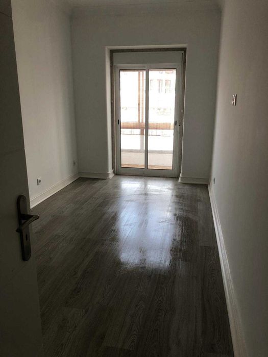 T2 Renovado para Arrendamento – Campolide, Lisboa
