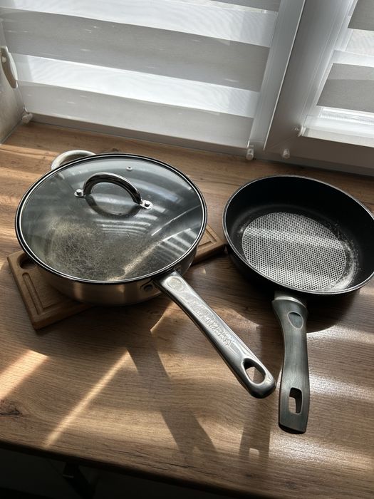 Дві сковорідки з кришками