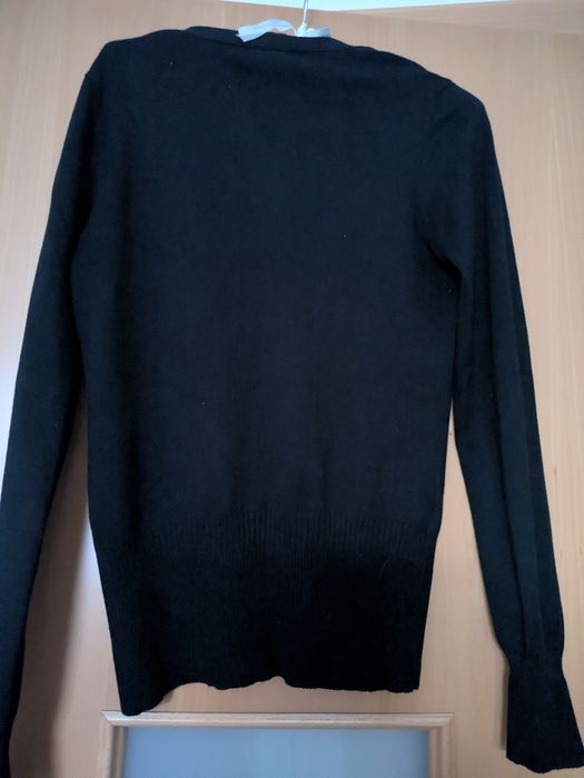 Sweter damski czarny w serek firmy Mango
