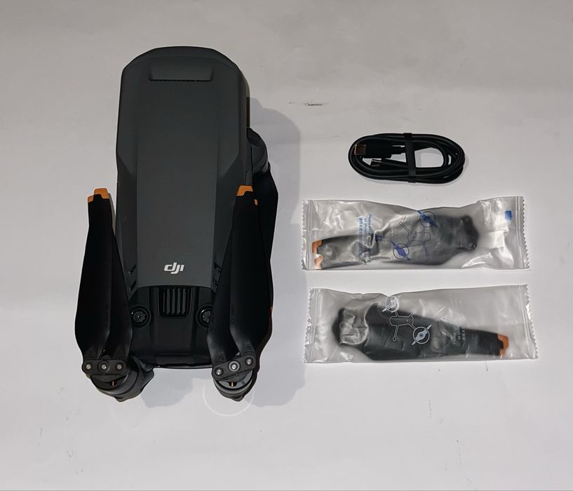 Квадрокоптер DJI Mavic 3 Pro (дрон)