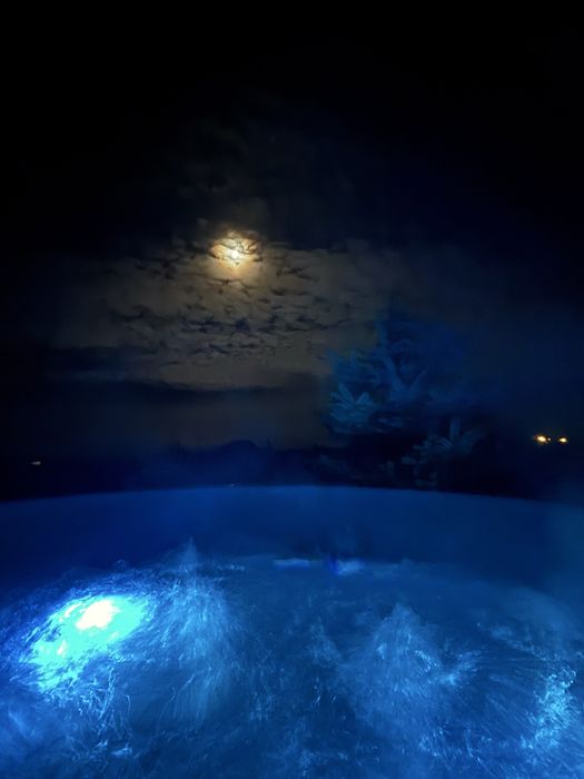 Mobilna balia , jacuzzi na wynajem  z transportem pod Twój dom. Zmień chłodny wieczór w luksusowe SPA pod gwiazdami!