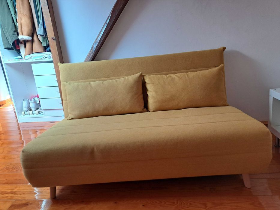 Sofa cama clic-clac de 2 lugares amarelo-mostarda. De Maison du Monde