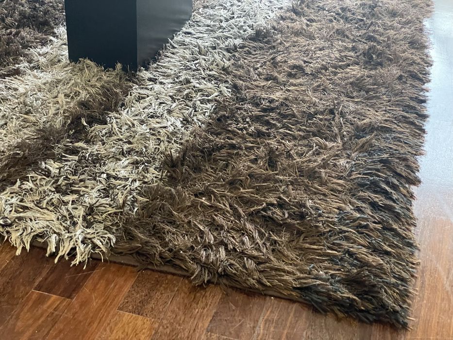 Tapete em tons de castanho e branco