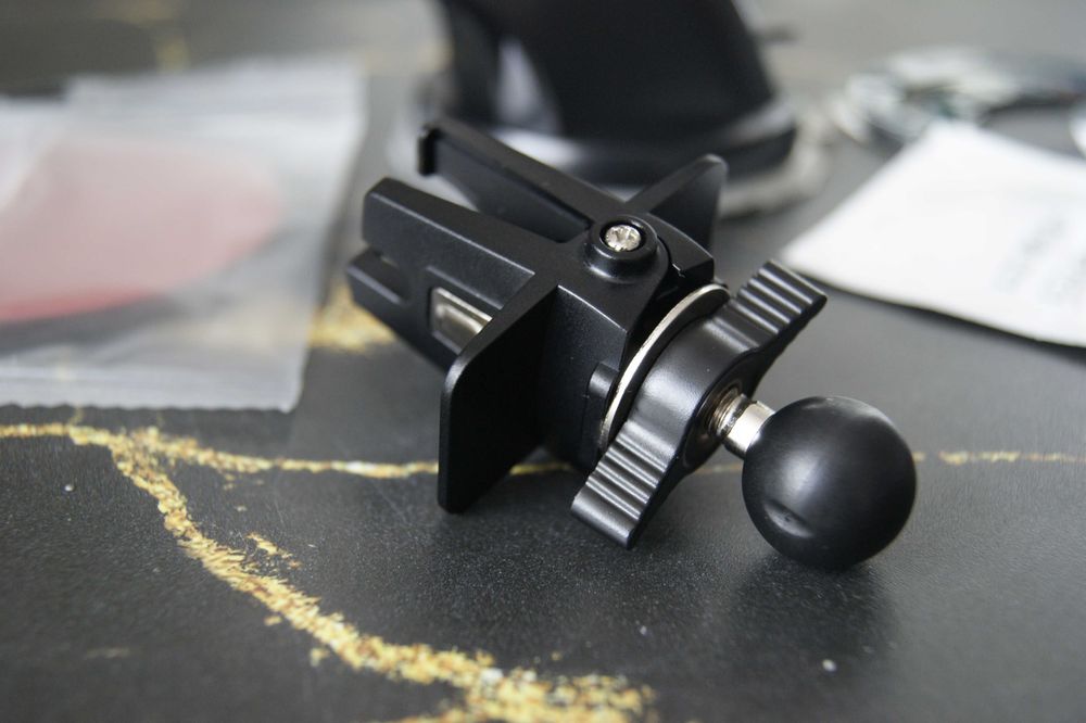 Magnetyczny uchwyt samochodowy na telefon. Z uchwytem  MagSafe