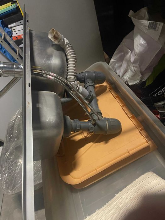 Lava loiça inox com duas cubas de diferentes tamanhos