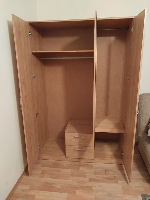 Szafa trzydrzwiowa z lustrem