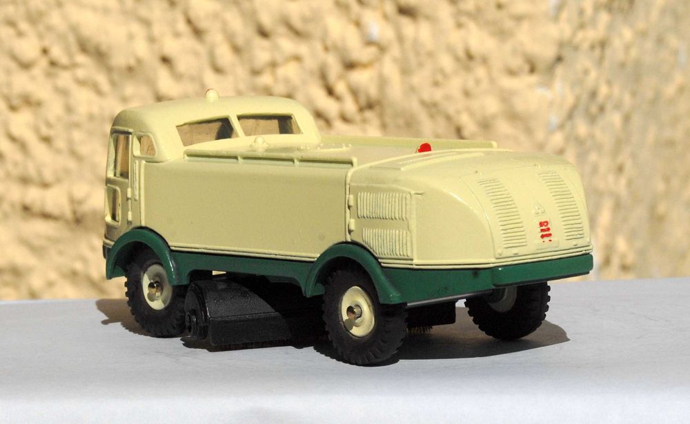 Dinky Toys 596 restaurado