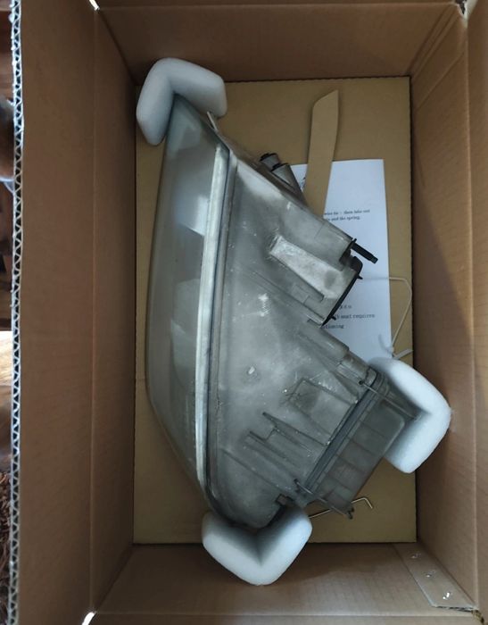Farol Dianteiro Direito Skoda Octavia MK1
(2000-2010)
Bom.Skoda