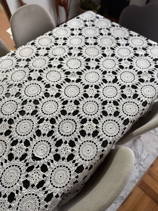 Toalha de mesa de croche - feita a mão