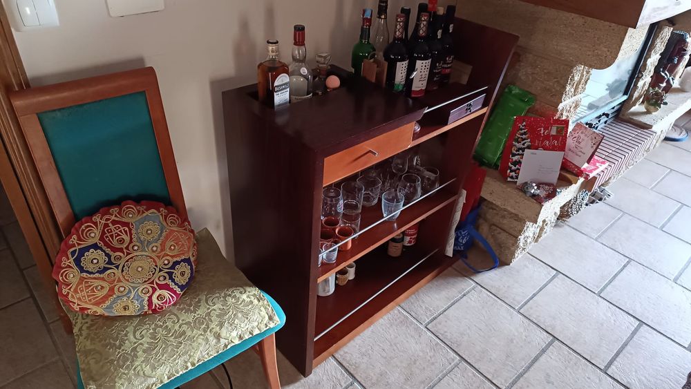 Bar de madeira com gaveta