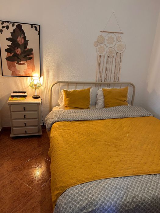 Vendo mobília/recheio de quarto completo. Cama, colchão, mesa de cabeceira, comida, quadro/tela, decoração têxtil de parede, candeeiro de mesa.