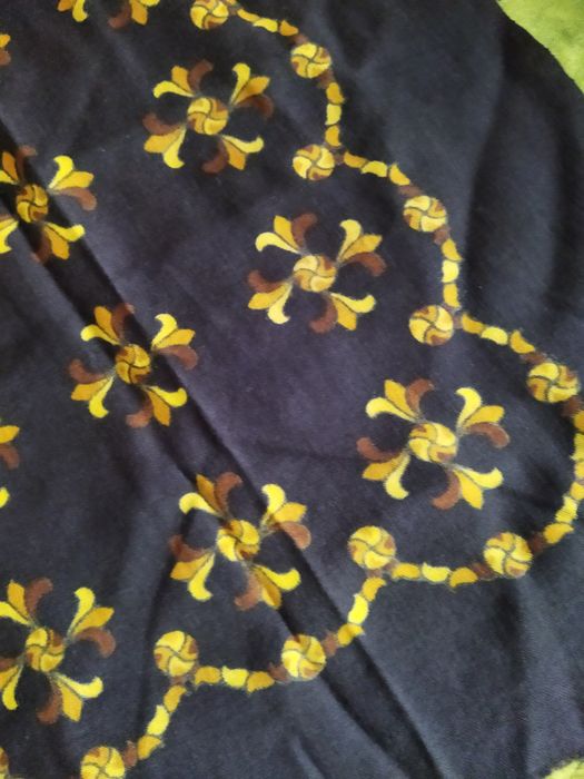 Lenço antigo em lã pura amarelo barra preto .