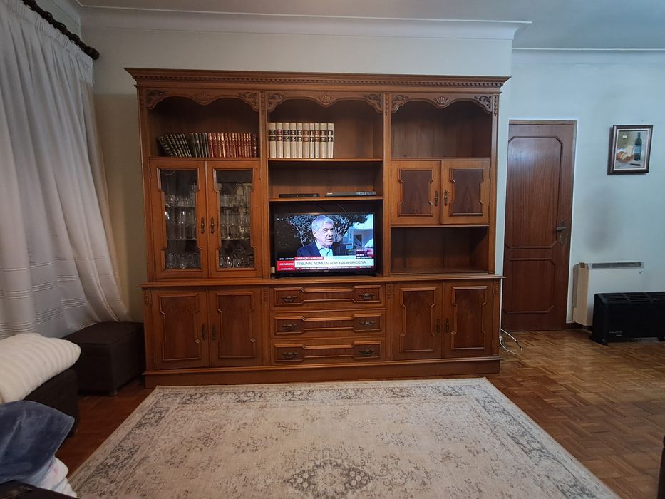 Vendo urgente para desocupar espaço! Uma cristaleira e uma estante 200