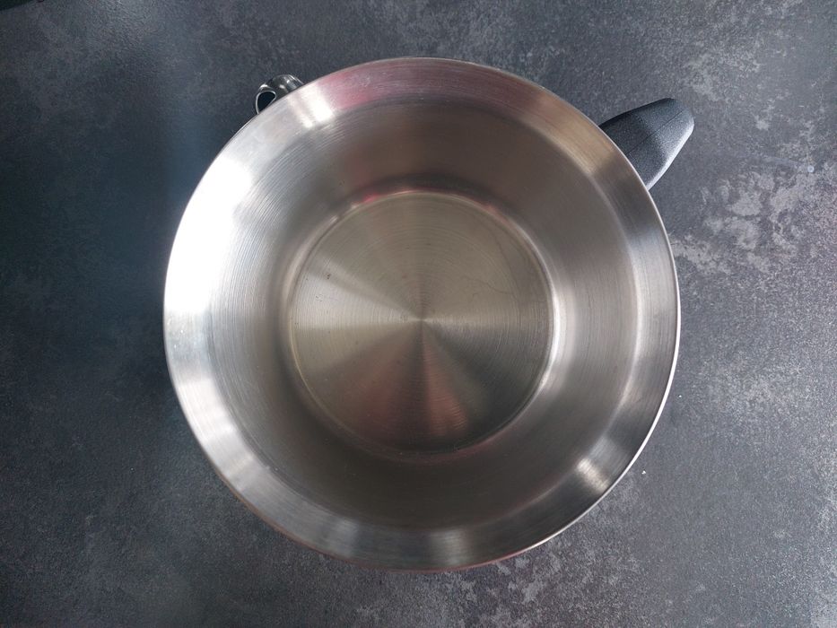 Garnek do gotowania mleka z gwizdkiem