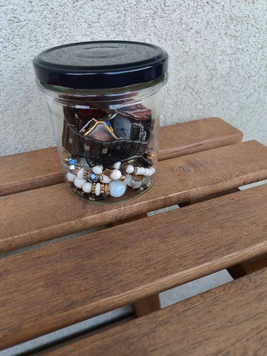 Słoik z biżuterią