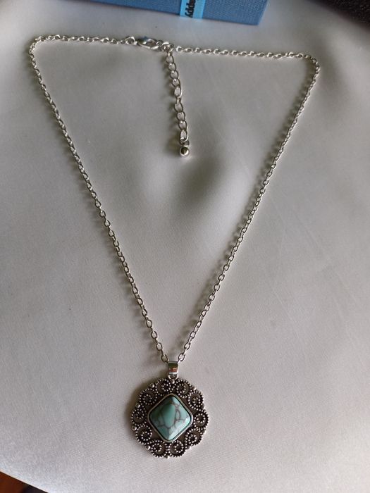 Biżuteria z błękitnymi oczkami