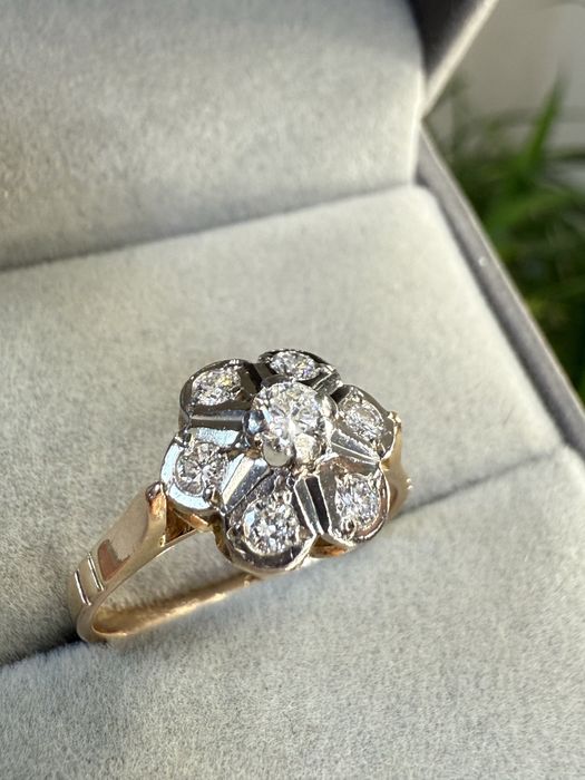 Золотое кольцо с бриллиантами  18,3р