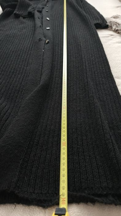 Długi sweter z kapturem na guziki