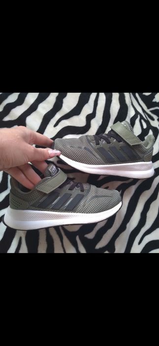Oryginalne leciutkie buty z adidasa dla chlopca khaki 27