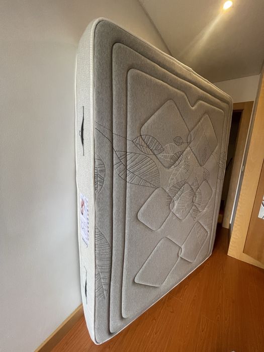 Colchão casal com espuma e molas ensacadas