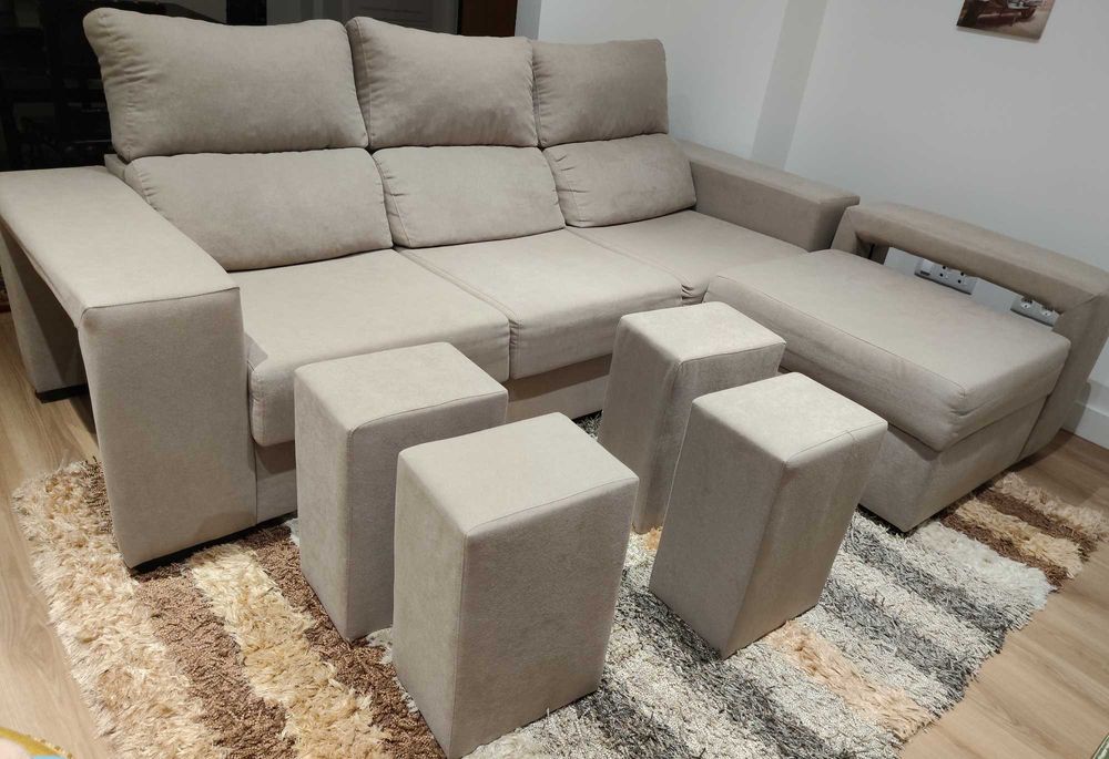 Sofá chaise long reversível e quatro puffs.
