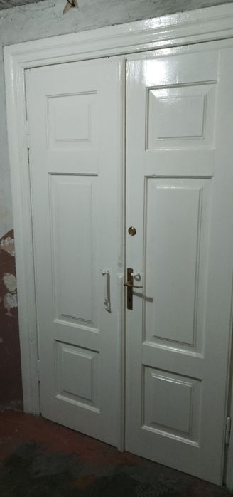 Stare drzwi z kamienicy