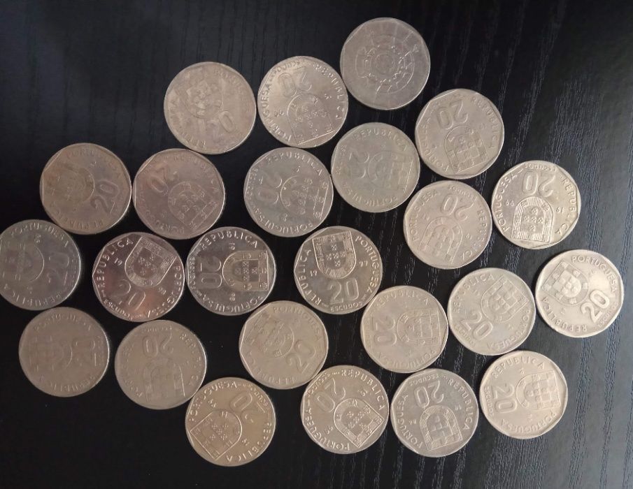 Moedas de 50 de 100 e 200 escudos entre outras