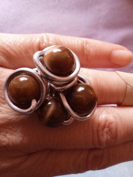 Anel bolas castanhas