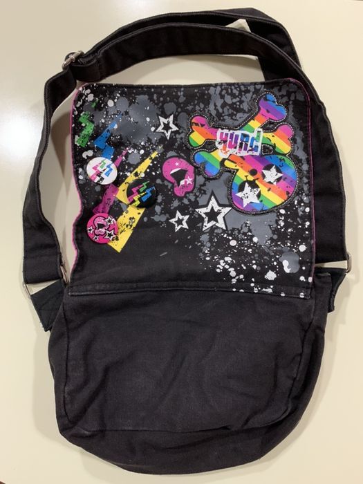 Mala de tiracolo com Pin’s