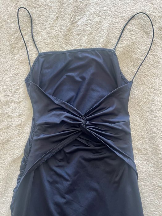 Vestido de festa azul marinho - midi com fenda e costas abertas
