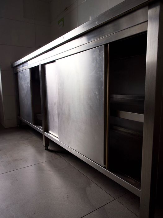 Bancada de cozinha em inox com 4 portas de correr