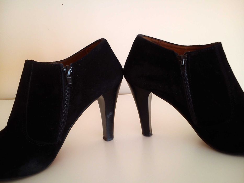 Botins pretos em camurça Tam.37