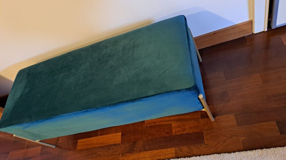 Puff longo em veludo.