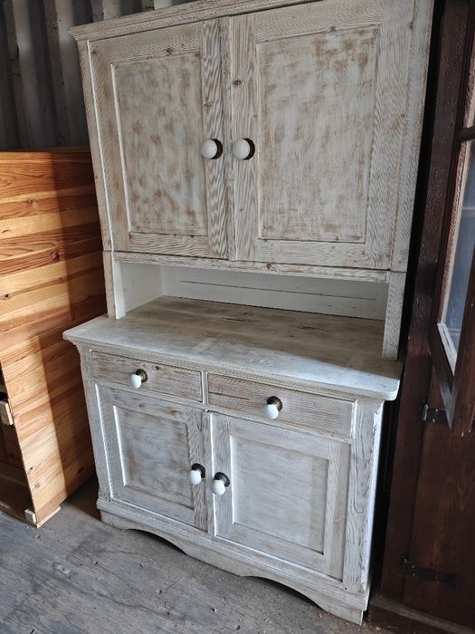 Móvel antigo de madeira maciça