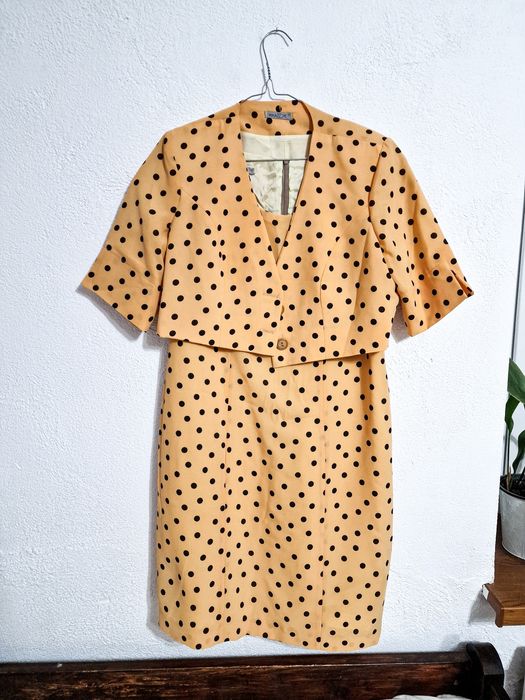 Żółta sukienka w grochy garsonka komplet damski bolerko na wesele