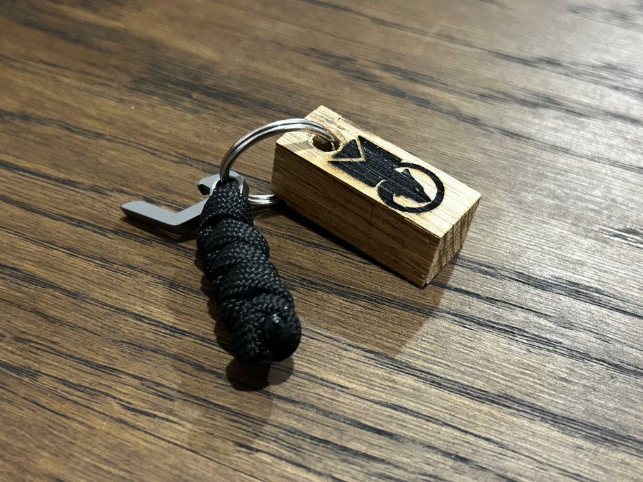 Naturalna dębowa zawieszka bushcraftowa