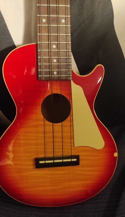 Ukulele Soprano Acústico/Elétrico Epiphone Les Paul - Cherry Sunburst