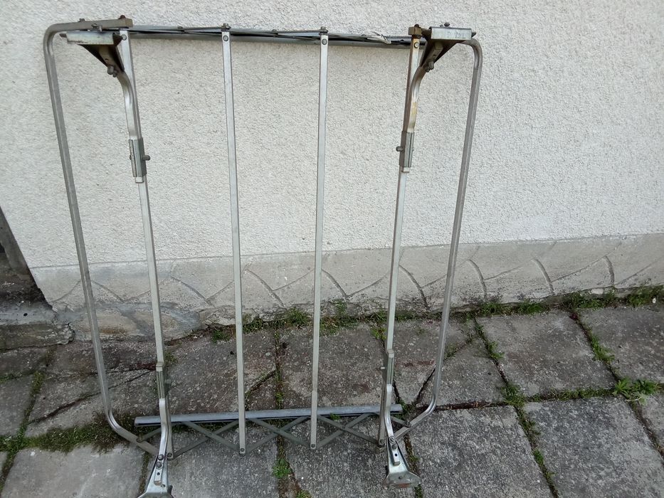 Dla majsterkowicza   części z PRL-U lampy , kierownica,klamki , bagażnik