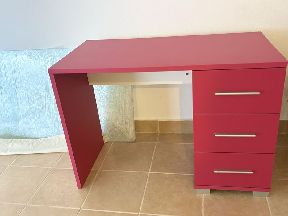 Secretária em cor de rosa fúcsia para quarto de menina (110x76,6x57 cm)