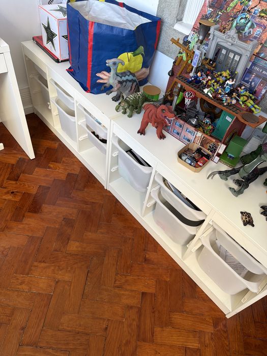 Estantes com caixas ikea