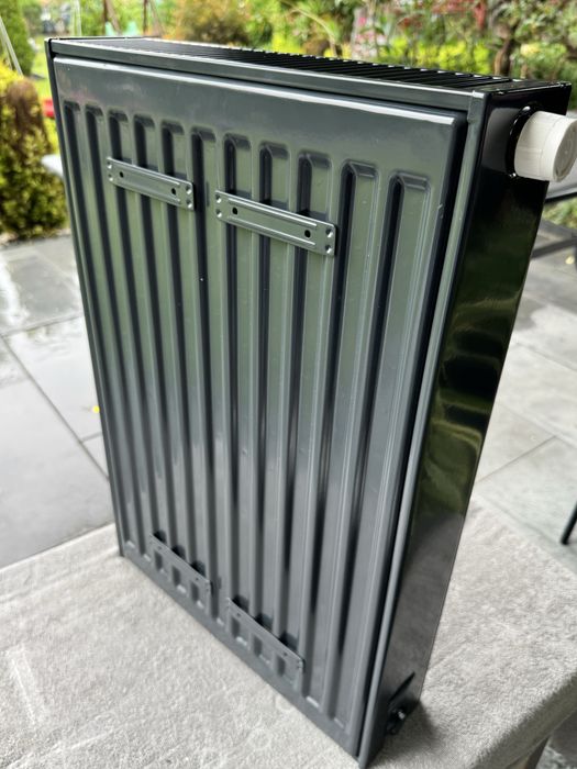 Grzejnik stalowy EQUATION  CVM22x60x40  Flat front Grafitowy