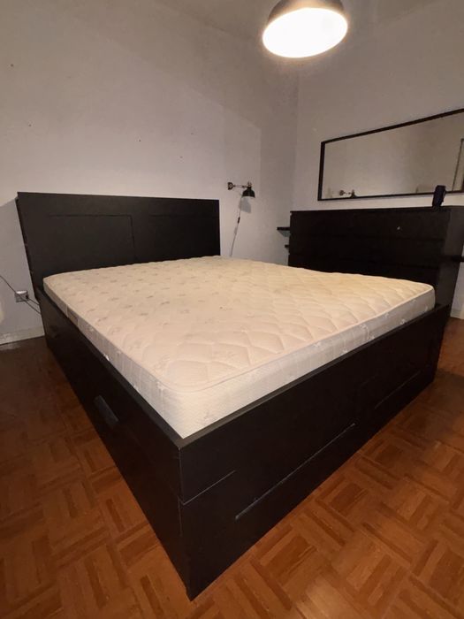 Cama com arrumação preta IKEA