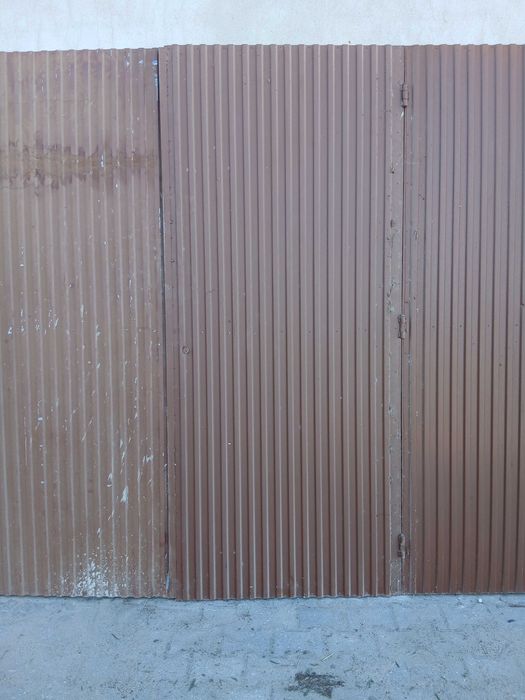 Portão ferro de fole com chapa de zinco