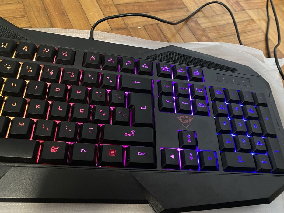 Teclado gamer com RGB426430415955578884