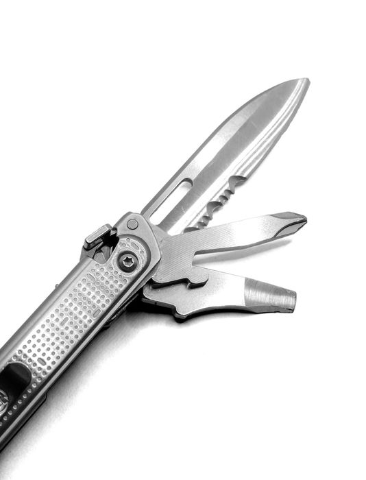 Multitool Leatherman Free P2 z kaburą | 19 narzędzi
