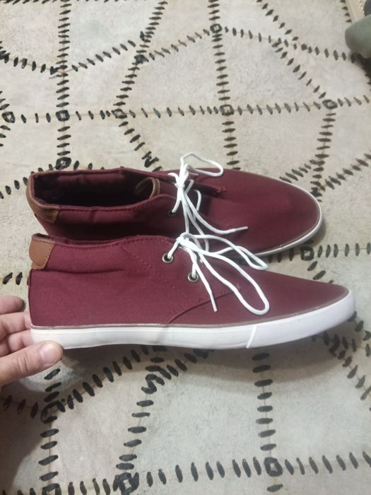 Качественные кроссовки кеды42р